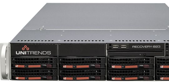Appliance Recovery-823 von Unitrend mit einer Byte-Level-Deduplizierung und einer physikalischen Speicherkapazität von 19 bis zu 97 Terabyte Speichervolumen Appliance Recovery-823 von Unitrend mit einer Byte-Level-Deduplizierung und einer physikalischen Speicherkapazität von 19 bis zu 97 Terabyte Speichervolumen