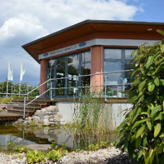 Das Autohaus Schandert hat seinen Gebrauchtwagen-Pavillon inmitten eines kleinen Parks platziert. Das Autohaus Schandert hat seinen Gebrauchtwagen-Pavillon inmitten eines kleinen Parks platziert.