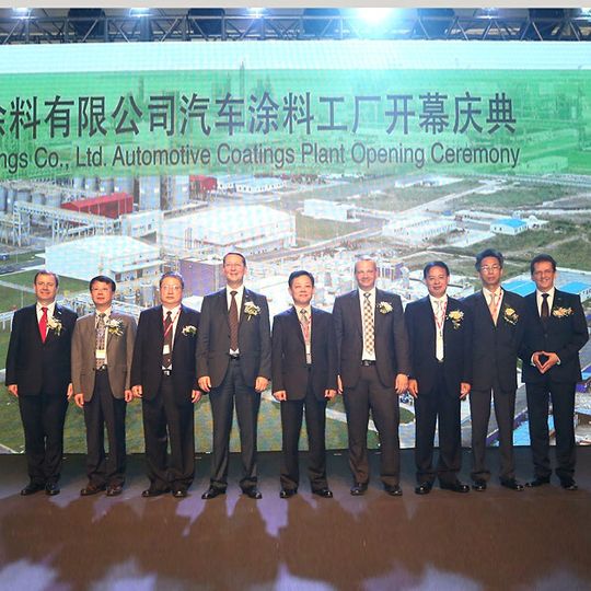 (von links) Dr. Thierry Herning, ZhiYong Huang, JianHua Wei, Dr. Albert Heuser, JianMin Xu, Communist Party Secretary, Dr. Markus Kamieth, XueLiang Tan, JianMing Chen, Peter Fischer. (von links) Dr. Thierry Herning, ZhiYong Huang, JianHua Wei, Dr. Albert Heuser, JianMin Xu, Communist Party Secretary, Dr. Markus Kamieth, XueLiang Tan, JianMing Chen, Peter Fischer.