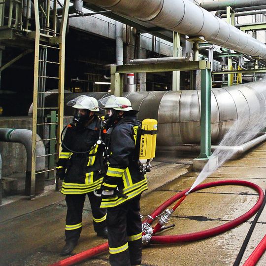 Die Feuerwehr hat den Brand bei Organo Fluid mittlerweile unter Kontrolle.
