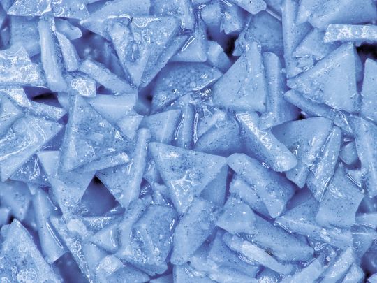 Unter dem Mikroskop sind die dreieckig geformten Sinterkorund-Dreiecke, das so genannte Precision-Shaped Grain, gut zu erkennen. Während des Schleifvorgangs splittern Bruchstücke ab und es entstehen neue scharfe Spitzen und Kanten. Unter dem Mikroskop sind die dreieckig geformten Sinterkorund-Dreiecke, das so genannte Precision-Shaped Grain, gut zu erkennen. Während des Schleifvorgangs splittern Bruchstücke ab und es entstehen neue scharfe Spitzen und Kanten.