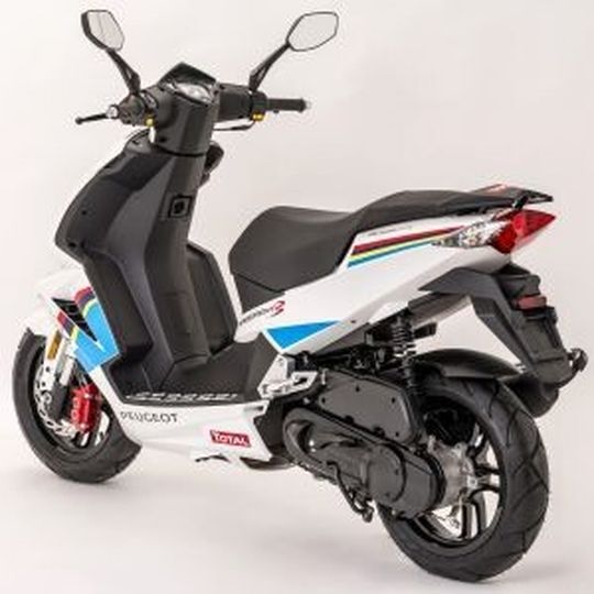 Mit der Sonderserie „Speedfight 3 Total Peugeot Sport“ führt Peugeot die Speedfight-Serie aus dem Jahr 2010 fort. Mit der Sonderserie „Speedfight 3 Total Peugeot Sport“ führt Peugeot die Speedfight-Serie aus dem Jahr 2010 fort.