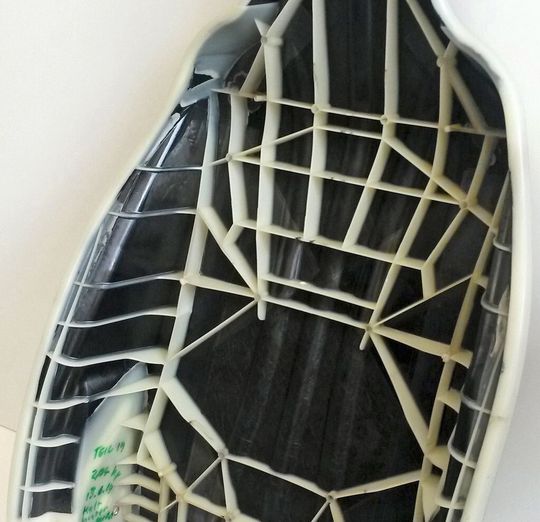 Weitgehend ohne Metall soll eine neue Sitzgeneration von Johnson Controls an den Start gehen – mehr als 40 % leichter als auf Metall basierende Konstruktionen.