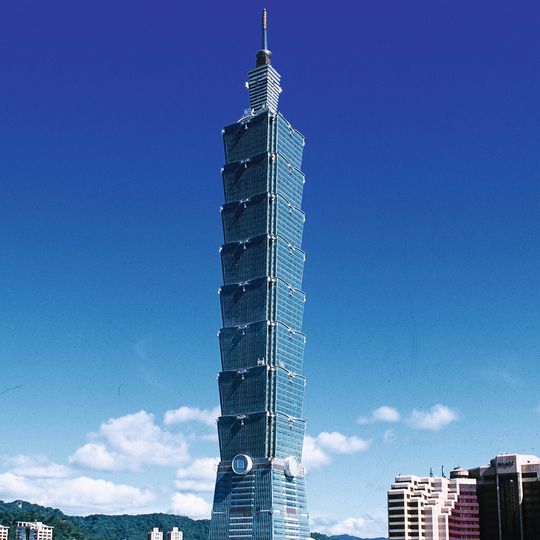 Das Taipei Financial Center demonstriert die Ambitionen der Inselrepublik Taiwan – Republik China – als Wirtschaftsmacht. Das 508 m hohe Gebäude – Tapei 101 genannt, nach der Anzahl der Stockwerke – war bei der Fertigstellung 2004 das höchste Bauwerk der Welt. Das Taipei Financial Center demonstriert die Ambitionen der Inselrepublik Taiwan – Republik China – als Wirtschaftsmacht. Das 508 m hohe Gebäude – Tapei 101 genannt, nach der Anzahl der Stockwerke – war bei der Fertigstellung 2004 das höchste Bauwerk der Welt.