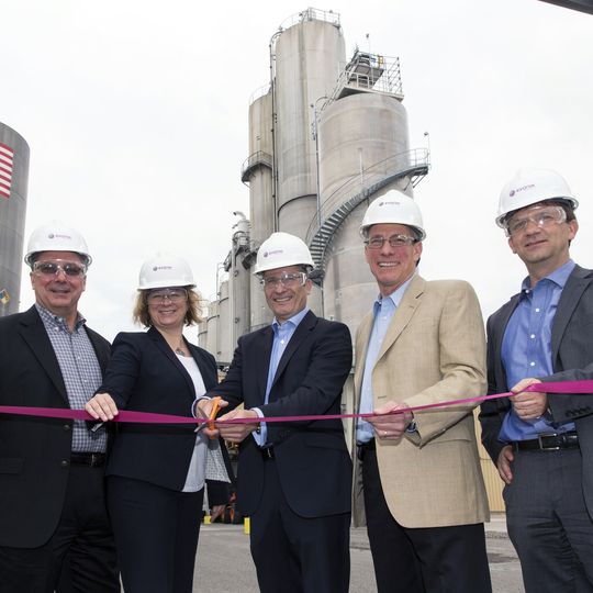 Vertreter von Evonik aus den USA und Deutschland eröffnen die neue Anlage (v.l.): Arthur Dube (Geschäftsgebiet Silica Nordamerika), Heidi Grön (Leiterin Produktion Inorganic Materials weltweit), Andreas Fischer (Leiter des Geschäftsgebiets Silica), David Elliot (Betriebsleiter in Chester) und Rainer Hahn (Leiter Silica NAFTA) Vertreter von Evonik aus den USA und Deutschland eröffnen die neue Anlage (v.l.): Arthur Dube (Geschäftsgebiet Silica Nordamerika), Heidi Grön (Leiterin Produktion Inorganic Materials weltweit), Andreas Fischer (Leiter des Geschäftsgebiets Silica), David Elliot (Betriebsleiter in Chester) und Rainer Hahn (Leiter Silica NAFTA)
