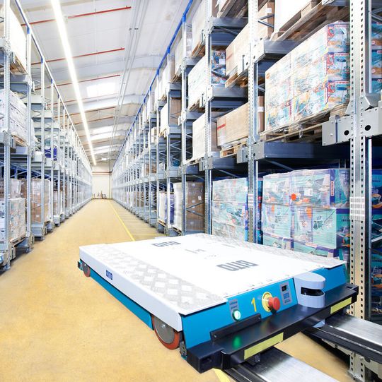 Im Leifheit-Lager sind die Haushaltsprodukte auf Paletten in den Kanälen gelagert. Im Leifheit-Lager sind die Haushaltsprodukte auf Paletten in den Kanälen gelagert.