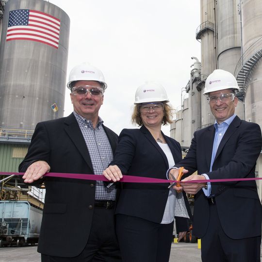 Participating in the 20,000 metric ton precipitated silica expansion in Chester were (left to right) Art Dube, business director, tire & rubber/ performance solutions for Evonik in North America; Dr. Heidi Groen, head of global production for Evonik’s Inorganic Materials Business Unit; Andreas Fischer, head of Evonik’s Silica Business Line; David Elliott, manufacturing director at Evonik’s precipitated silica plant in Chester; and Dr. Rainer Hahn, Evonik vice president silica in North America. Participating in the 20,000 metric ton precipitated silica expansion in Chester were (left to right) Art Dube, business director, tire & rubber/ performance solutions for Evonik in North America; Dr. Heidi Groen, head of global production for Evonik’s Inorganic Materials Business Unit; Andreas Fischer, head of Evonik’s Silica Business Line; David Elliott, manufacturing director at Evonik’s precipitated silica plant in Chester; and Dr. Rainer Hahn, Evonik vice president silica in North America.