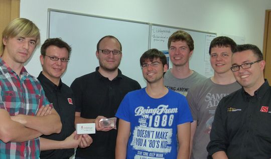 Kevin Hermanns (Dritter von links) und sein Team von der Technischen Universität Darmstadt freuen sich über die Unterstützung von RS Components. Kevin Hermanns (Dritter von links) und sein Team von der Technischen Universität Darmstadt freuen sich über die Unterstützung von RS Components.