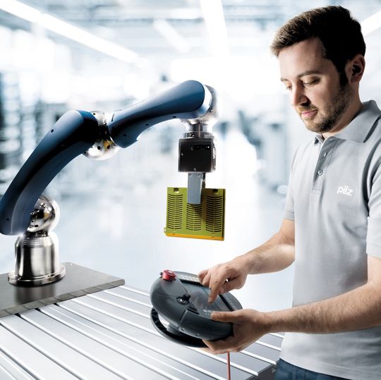 Die Effizienz von Roboterapplikationen steigt, je enger Mensch und Maschine zusammenarbeiten können. Gleichzeitig stellt dies auch höhere Anforderungen an die Sicherheit. Dabei erfordert jede Applikation eine eigene sicherheitstechnische Betrachtung. Die Effizienz von Roboterapplikationen steigt, je enger Mensch und Maschine zusammenarbeiten können. Gleichzeitig stellt dies auch höhere Anforderungen an die Sicherheit. Dabei erfordert jede Applikation eine eigene sicherheitstechnische Betrachtung.
