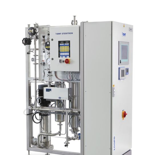 Die Kompaktanlage Loopo kann direkt über einen Osmotron gesteuert werden. Dadurch laufen Reinstwasser-Erzeugung, Lagerung und Verteilung Hand in Hand. Die Kompaktanlage Loopo kann direkt über einen Osmotron gesteuert werden. Dadurch laufen Reinstwasser-Erzeugung, Lagerung und Verteilung Hand in Hand.
