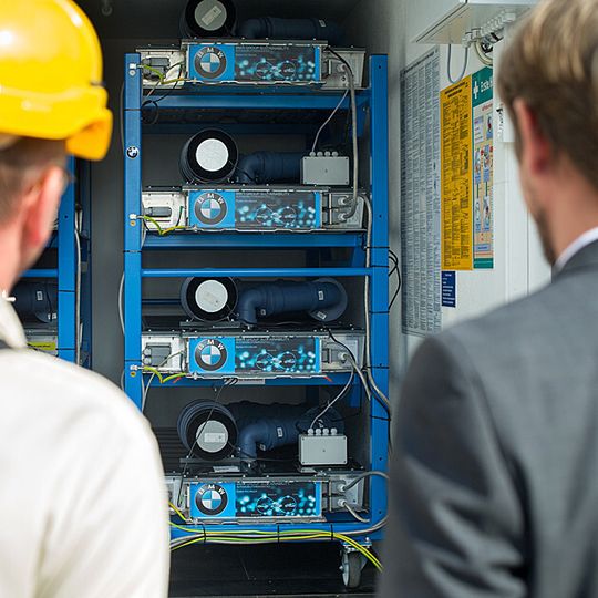 Gebrauchte BMW i Batterien können als flexible Speicher für erneuerbare Energien die Stabilität des Stromnetzes erhöhen. Gebrauchte BMW i Batterien können als flexible Speicher für erneuerbare Energien die Stabilität des Stromnetzes erhöhen.