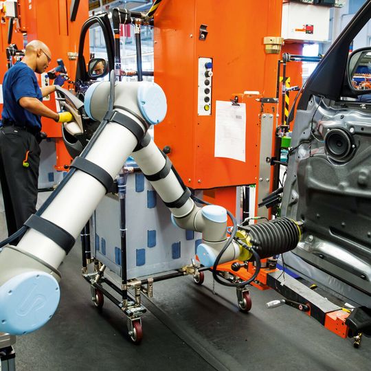 Bild 1: Gemeinsamer Arbeitsplatz: Im BMW-Werk in Spartanburg/USA fixiert der Roboter Isolierungsfolien an den Türinnenseiten. Bild 1: Gemeinsamer Arbeitsplatz: Im BMW-Werk in Spartanburg/USA fixiert der Roboter Isolierungsfolien an den Türinnenseiten.