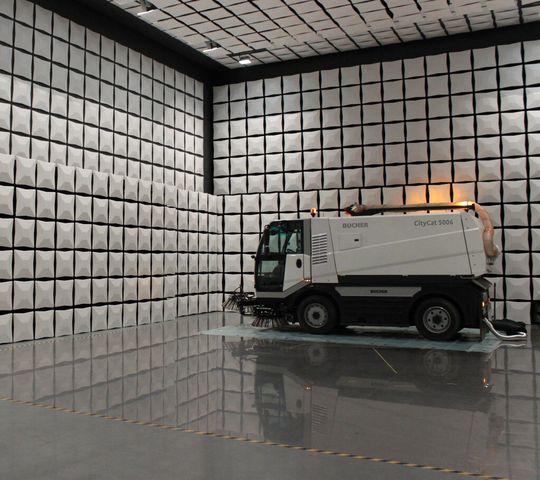 Selbst grosse «Brocken» finden in der mächtigen Absorberhalle (20 x 12 x 8 m) genügend Platz. Selbst grosse «Brocken» finden in der mächtigen Absorberhalle (20 x 12 x 8 m) genügend Platz.