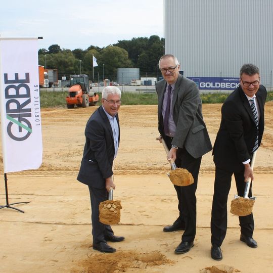 Beim symbolischen Spatenstich für das neue Logistikzentrum (v.l.): Klaus Lorig (OB Völklingen), Karl Werner Janke (Leiter SCM/Logistik Antriebstechnik ZF Friedrichshafen) und Jan Dietrich Hempel (Vorstand Garbe Logistic). Beim symbolischen Spatenstich für das neue Logistikzentrum (v.l.): Klaus Lorig (OB Völklingen), Karl Werner Janke (Leiter SCM/Logistik Antriebstechnik ZF Friedrichshafen) und Jan Dietrich Hempel (Vorstand Garbe Logistic).