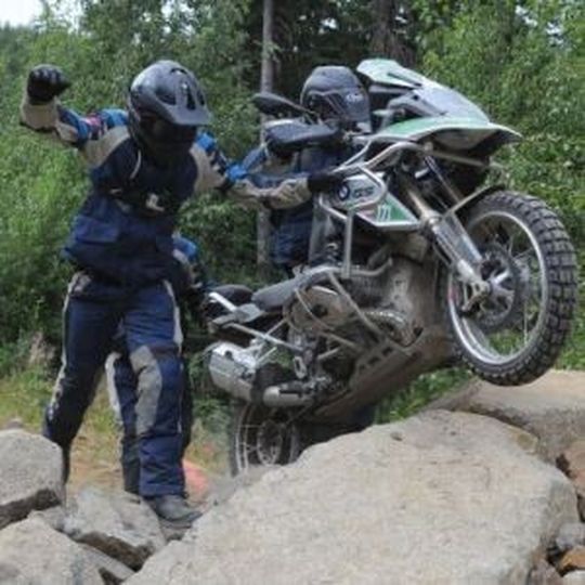 Die Sonderprüfung „Bruchsteinmauer“ hatte es in sich: Die Teilnehmer mussten bei laufendem Motor einen Steinwall überwinden. Die Sonderprüfung „Bruchsteinmauer“ hatte es in sich: Die Teilnehmer mussten bei laufendem Motor einen Steinwall überwinden.