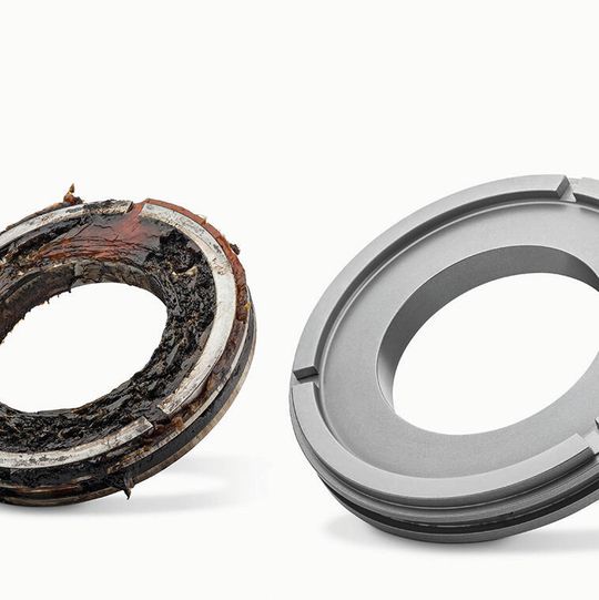 Eine Fettrückhaltescheibe für eine Lagereinheit vor und nach der Reinigung mit der TRT 80x37.