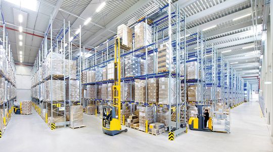 Blick in das neue Zentrallager von Riedel Glass Works. Glasprodukte der Konzernmarken Riedel, Nachtmann und Spiegelau werden hier gemeinsam gelagert und kommissioniert. Blick in das neue Zentrallager von Riedel Glass Works. Glasprodukte der Konzernmarken Riedel, Nachtmann und Spiegelau werden hier gemeinsam gelagert und kommissioniert.