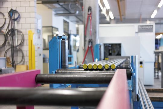 Materialzuführung über die Rollenbahn. Materialzuführung über die Rollenbahn.