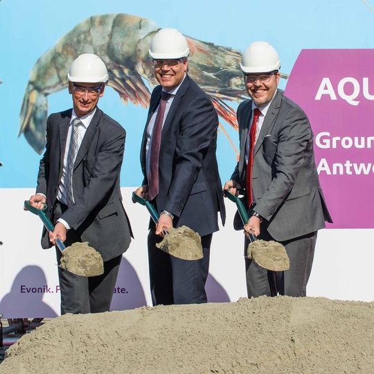 Frank Daman, Geschäftsführer Evonik Degussa Antwerpen, Dr. Emmanuel Auer, Leiter des Geschäftsgebiets Animal Nutrition, Dr. Christoph Kobler, Leiter Produktmanagement Aquakulturen (v.li.) beim Spatenstich für die neue Anlage in Antwerpen. Frank Daman, Geschäftsführer Evonik Degussa Antwerpen, Dr. Emmanuel Auer, Leiter des Geschäftsgebiets Animal Nutrition, Dr. Christoph Kobler, Leiter Produktmanagement Aquakulturen (v.li.) beim Spatenstich für die neue Anlage in Antwerpen.