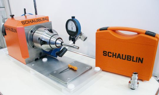 Mit dem SRS-System lassen sich Schaublin-Spannzangen auf Rundlauffehler unter 2 µm einstellen. Mit dem SRS-System lassen sich Schaublin-Spannzangen auf Rundlauffehler unter 2 µm einstellen.