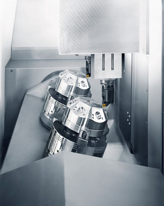 Doppelspindlig Fräsen und Drehen in der HSK-A100-Klasse – Leistungsteil auf der neuen MT 838 TWIN. Doppelspindlig Fräsen und Drehen in der HSK-A100-Klasse – Leistungsteil auf der neuen MT 838 TWIN.