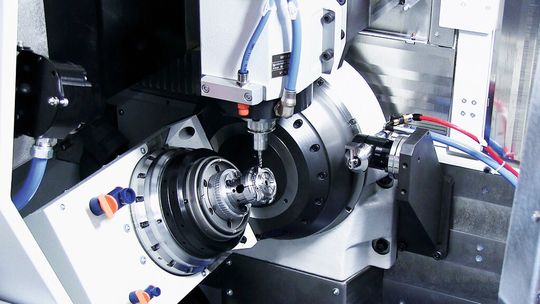 5-Achs-Simultan-Bearbeitungszentrum Typ 408S2 mit drehendem, hochpräzisem Direct-Drive-Doppelteilapparat, das Drehoperationen bis 4000 Umdrehungen pro Minute ermöglicht. 5-Achs-Simultan-Bearbeitungszentrum Typ 408S2 mit drehendem, hochpräzisem Direct-Drive-Doppelteilapparat, das Drehoperationen bis 4000 Umdrehungen pro Minute ermöglicht.
