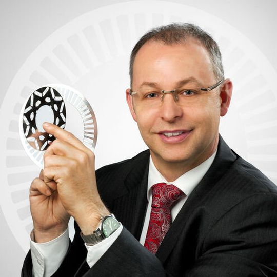 Dr. Robert Brand, Head of Business Development Product Marketing Materials & Parts bei der VACUUMSCHMELZE (Hanau): „Wie sich die Vorteile neuer Magnetwerkstoffe für kommende Motortypen nutzen lassen, erklärt mein Referat auf dem Praxisforum Elektrische Antriebstechnik 2015 in Würzburg."