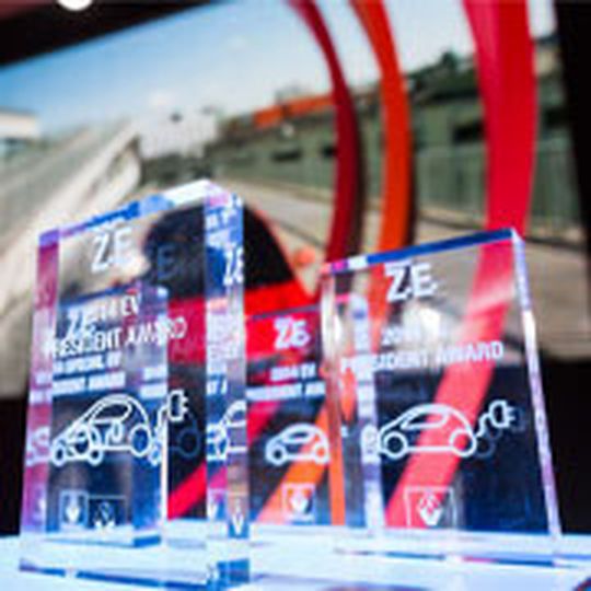 Renault hat den Z.E.-Award an seine besten Elektro-Partner verliehen. Renault hat den Z.E.-Award an seine besten Elektro-Partner verliehen.