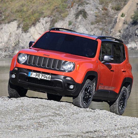 Jeep Renegade: Das 4,25 Meter kurze Kompakt-SUV kommt im Oktober zu den Händlern. Die Preise starten bei 19.900 Euro. Jeep Renegade: Das 4,25 Meter kurze Kompakt-SUV kommt im Oktober zu den Händlern. Die Preise starten bei 19.900 Euro.