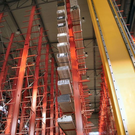 Trotz einer Höhe von 13,7 m stehen die Ständer frei im Raum und die Krananlage wird nicht behindert. Trotz einer Höhe von 13,7 m stehen die Ständer frei im Raum und die Krananlage wird nicht behindert.