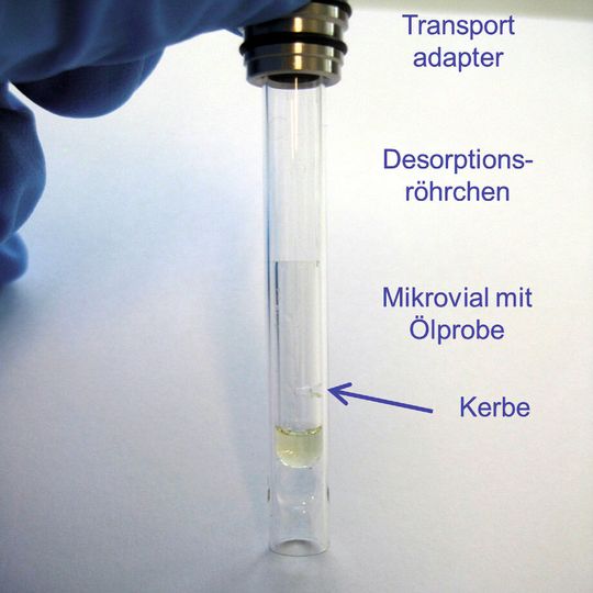 Abb. 1: Detailaufnahme eines Mikrovials mit Kerbe, bereits eingesetzt in ein Desorptionsröhrchen zur direkten Thermodesorption einer Speiseölprobe (Einwaage: 30 mg) Abb. 1: Detailaufnahme eines Mikrovials mit Kerbe, bereits eingesetzt in ein Desorptionsröhrchen zur direkten Thermodesorption einer Speiseölprobe (Einwaage: 30 mg)