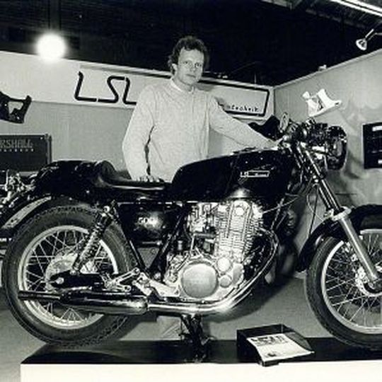 Jochen Schmitz-Linkweiler mit einem von ihm umgebauten Yamaha-Modell. Jochen Schmitz-Linkweiler mit einem von ihm umgebauten Yamaha-Modell.