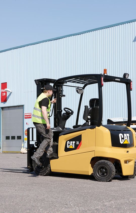Simple et intuitif à conduire, tout cariste en rêve. L'accès au poste de pilotage est aisé.