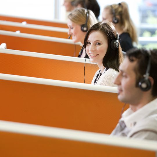 In den Call-Centern, wie sie QVC in Kassel und Bochum betreibt, werden die Kunden beraten und Bestellungen entgegen genommen. In den Call-Centern, wie sie QVC in Kassel und Bochum betreibt, werden die Kunden beraten und Bestellungen entgegen genommen.