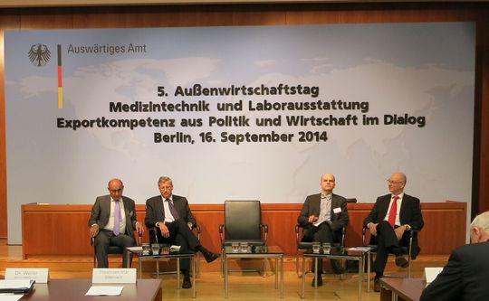 Diese vier stellen sich den Fragen der Teilnehmer des 5. Außenwirtschaftstags Medizintechnik und Laborausstattung – auf dem Podium von links nach rechts: Dieter Haller vom Auswärtigen Amt, Dr. Berhard Felmberg vom Bundesministerium für wirtschaftliche Entwicklung und Zusammenarbeit, Ortwin Schulte vom Bundesgesundheitsministerium sowie Christian Lipicki vom Bundeswirtschaftsministerium. Diese vier stellen sich den Fragen der Teilnehmer des 5. Außenwirtschaftstags Medizintechnik und Laborausstattung – auf dem Podium von links nach rechts: Dieter Haller vom Auswärtigen Amt, Dr. Berhard Felmberg vom Bundesministerium für wirtschaftliche Entwicklung und Zusammenarbeit, Ortwin Schulte vom Bundesgesundheitsministerium sowie Christian Lipicki vom Bundeswirtschaftsministerium.