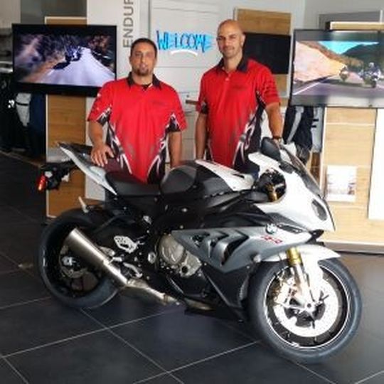 JJ Sciarrino (links), Manager, und Sam Nehme, Inhaber, im neuen BMW Motorrad Einzelhandel in West Palm Beach. JJ Sciarrino (links), Manager, und Sam Nehme, Inhaber, im neuen BMW Motorrad Einzelhandel in West Palm Beach.