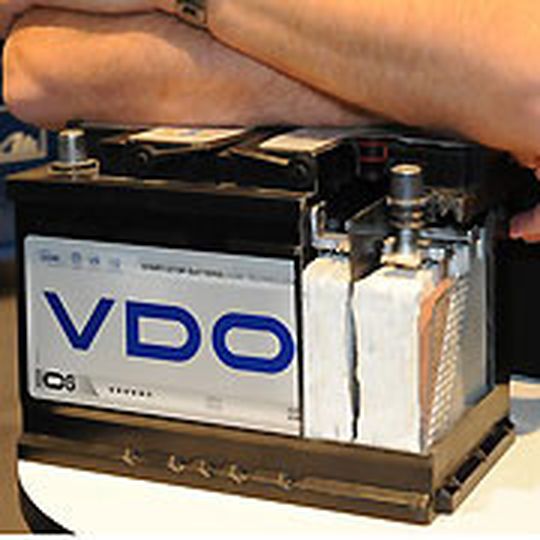 EFB-Batterien wie das neue Produkt von VDO sind zyklenfester als herkömmliche Blei-Säuren-Batterien. EFB-Batterien wie das neue Produkt von VDO sind zyklenfester als herkömmliche Blei-Säuren-Batterien.