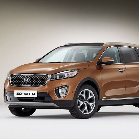 Der Kia Sorento legt im Zuge des Modellwechsels nicht nur in der Länge kräftig zu. Mit neuen Innenraummaterialien, modernen Technik-Extras und erhöhtem Reisekomfort werten die Koreaner ihr Mittelklasse-SUV auf. Der Kia Sorento legt im Zuge des Modellwechsels nicht nur in der Länge kräftig zu. Mit neuen Innenraummaterialien, modernen Technik-Extras und erhöhtem Reisekomfort werten die Koreaner ihr Mittelklasse-SUV auf.