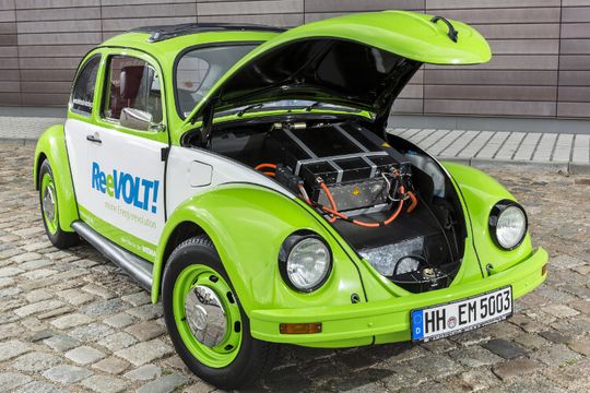 Mit dem Reevolt Umbaukit lassen sich auch Old- und Youngtimer wie dieser Käfer auf einen Elektroantrieb umrüsten ... Mit dem Reevolt Umbaukit lassen sich auch Old- und Youngtimer wie dieser Käfer auf einen Elektroantrieb umrüsten ...