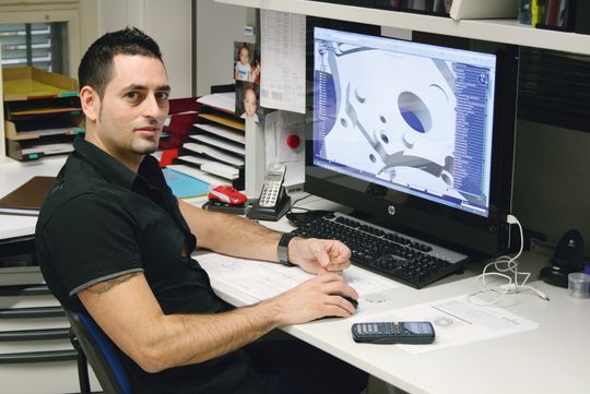 «In der Uhrmacherkunst sind die Komponenten sehr komplex und alles andere als Perfektion ist inakzeptabel», erklärt Paride Della Corte, Leiter der CNC-Fertigung und Sicherheitskoordinator bei Eterna. «In der Uhrmacherkunst sind die Komponenten sehr komplex und alles andere als Perfektion ist inakzeptabel», erklärt Paride Della Corte, Leiter der CNC-Fertigung und Sicherheitskoordinator bei Eterna.