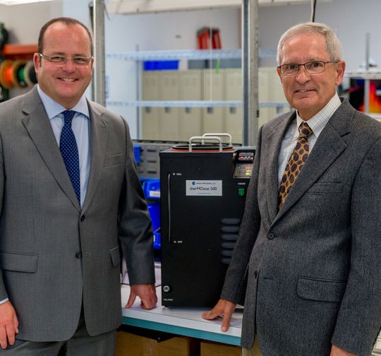 Dr. Gunther Wobser (l.) und Peter Adams setzen auf die zunehmende Bedeutung der thermoelektrischen Temperierung, deren Basis ein Thermoelement ist, das durch Stromfluss Temperaturwechsel erzeugen kann. Dr. Gunther Wobser (l.) und Peter Adams setzen auf die zunehmende Bedeutung der thermoelektrischen Temperierung, deren Basis ein Thermoelement ist, das durch Stromfluss Temperaturwechsel erzeugen kann.