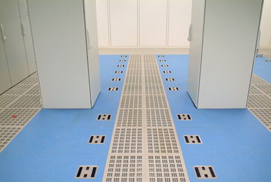 Abbildung 2: Kühle Luft für warme Datenschränke: Hier sind es die weiß-grauen Lüftungsplatten mit entsprechend freien Querschnitten die für die Luftzufuhr aus dem luftführenden Bodenhohlraum sorgen. Abbildung 2: Kühle Luft für warme Datenschränke: Hier sind es die weiß-grauen Lüftungsplatten mit entsprechend freien Querschnitten die für die Luftzufuhr aus dem luftführenden Bodenhohlraum sorgen.
