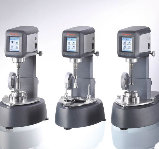 Abb. 1: Modulares Rheometer für die Qualitätskontrolle: Der Thermo Scientific Haake Viscotester iQ erlaubt schnelles Wechseln zwischen koaxialen Zylinder- (links), Kegel- und Platte-Messgeometrien (rechts) sowie Flügel-Drehkörpern (Mitte) Abb. 1: Modulares Rheometer für die Qualitätskontrolle: Der Thermo Scientific Haake Viscotester iQ erlaubt schnelles Wechseln zwischen koaxialen Zylinder- (links), Kegel- und Platte-Messgeometrien (rechts) sowie Flügel-Drehkörpern (Mitte)