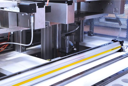 Für die Zu- und Rückführung werden die Werkstückträgerpaletten über den kolbenstangenlosen Pneumatikzylinder Origa OSP-P verfahren. Dabei ist die Führung nicht am Zylinder selbst angebaut, sondern extern auf dem Maschinenbett längs des Zylinders. Für die Zu- und Rückführung werden die Werkstückträgerpaletten über den kolbenstangenlosen Pneumatikzylinder Origa OSP-P verfahren. Dabei ist die Führung nicht am Zylinder selbst angebaut, sondern extern auf dem Maschinenbett längs des Zylinders.