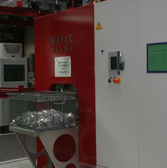 In der neu angeschafften Teilereinigungsanlage Palma, die mit drei Medientanks ausgestattet ist, reinigt Alutec relativ kleine Kühlkörper aus Aluminium. In der neu angeschafften Teilereinigungsanlage Palma, die mit drei Medientanks ausgestattet ist, reinigt Alutec relativ kleine Kühlkörper aus Aluminium.
