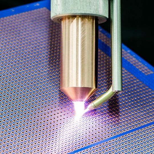 Die Position des Plasmastrahls kann durch einen Roboter in x-, y- und z-Richtung gelenkt werden kann. Dies ermöglicht eine sehr exakte Abscheidung des Flussmittels in den zu lötenden Bereichen.