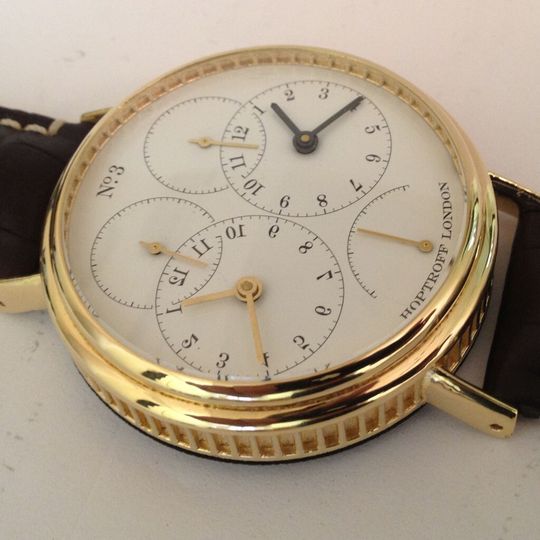 Die erste Atomarmbanduhr der Welt, ein Produkt der britischen Luxusmanufaktur Hoptroff London, wurde im DLMS-Verfahren aus 18 Karat 3N Gelbgold hergestellt. Der Chronometer mit eigener Strahlquelle wiegt ganze 34,1 g!