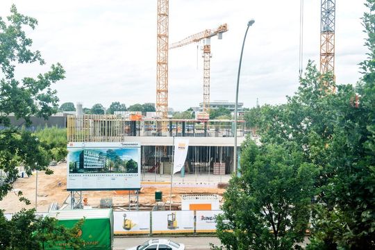 Die neue Unternehmenszentrale von Jungheinrich in Hamburg soll im Frühjahr 2016 bezugsbereit sein. Die neue Unternehmenszentrale von Jungheinrich in Hamburg soll im Frühjahr 2016 bezugsbereit sein.