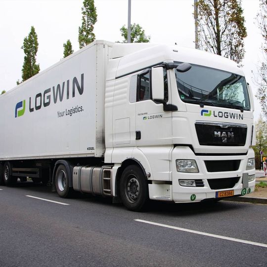 Seit dem 1. September 2014 liefert Logwin alle Zeitschriften der Funke-Mediengruppe an Pressepartner und Verkaufsstellen aus. Seit dem 1. September 2014 liefert Logwin alle Zeitschriften der Funke-Mediengruppe an Pressepartner und Verkaufsstellen aus.