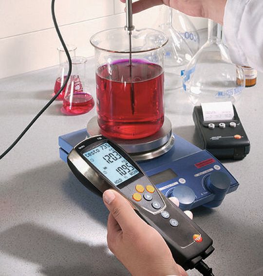 Der Testo 735 für die Temperaturmessung auch in agressiven Medien Der Testo 735 für die Temperaturmessung auch in agressiven Medien